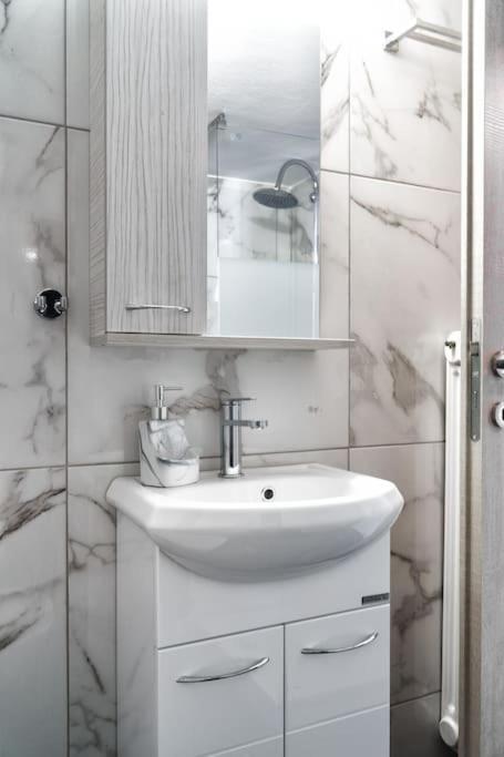 4 Family And Friends - Acropolis View Apartment Атина Екстериор снимка