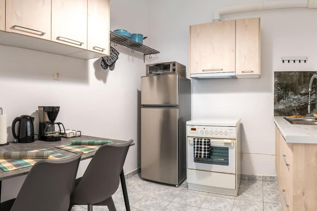 4 Family And Friends - Acropolis View Apartment Атина Екстериор снимка