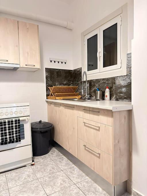 4 Family And Friends - Acropolis View Apartment Атина Екстериор снимка