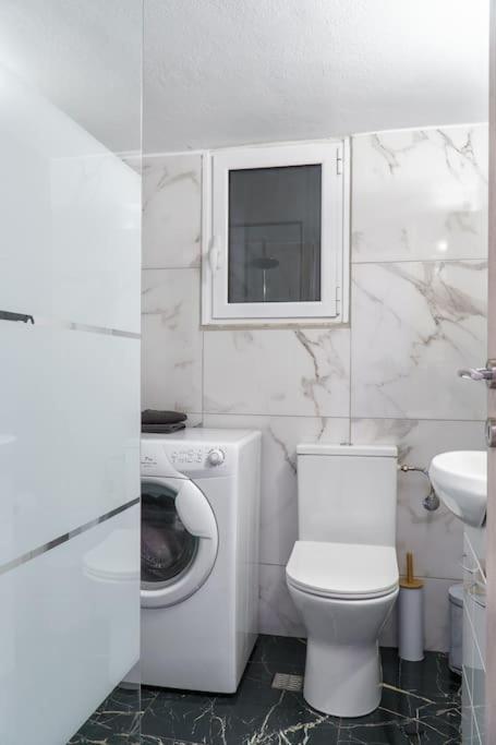4 Family And Friends - Acropolis View Apartment Атина Екстериор снимка